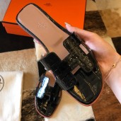 Designer Fake Hermes Oran Slide Sandals In Black Shiny Niloticus Crocodile Skin JM1387UT24